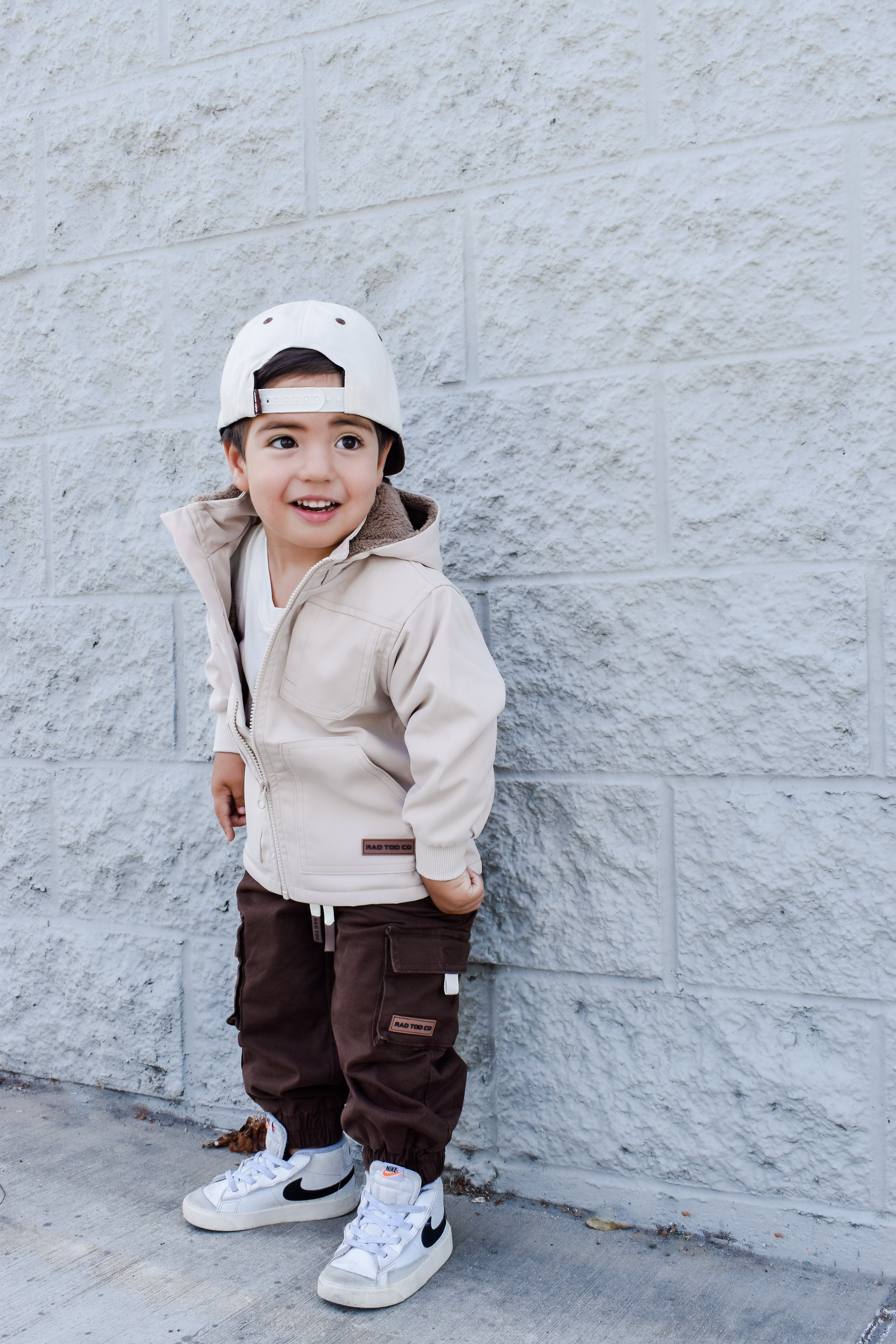 Banxs Jacket in Beige – premium sherpa-lined jacket with removable hood with smiling boy