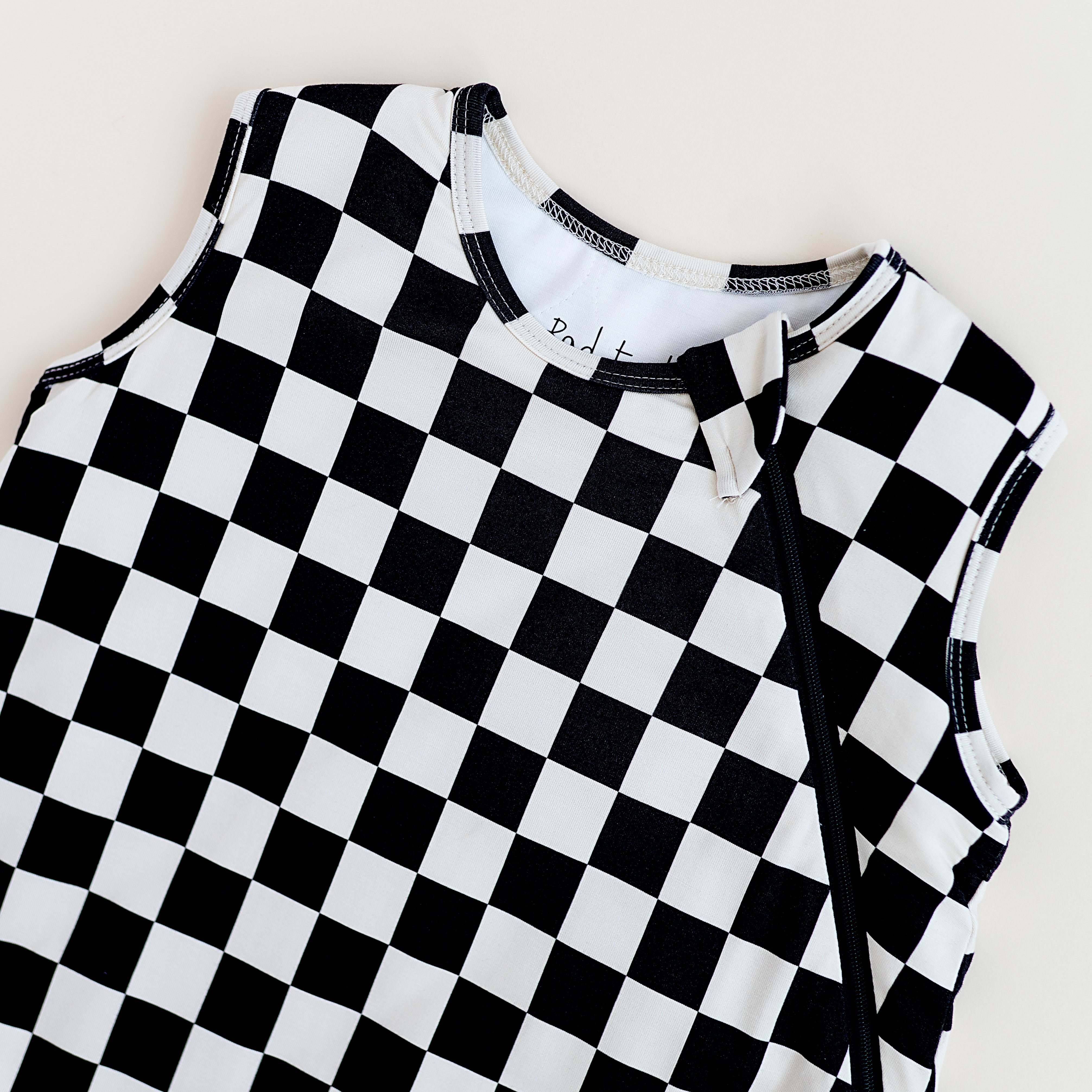 details on Bamboo sleep bag for toddlers in black and white checkered pattern, featuring a two-way zipper by Rad Toddler.